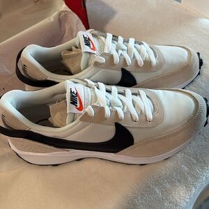 WOMENS nike waffle debut in sandrift/ black size 9